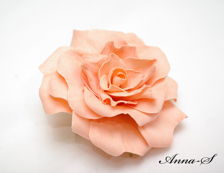 Брошь " Персиковая нежность "