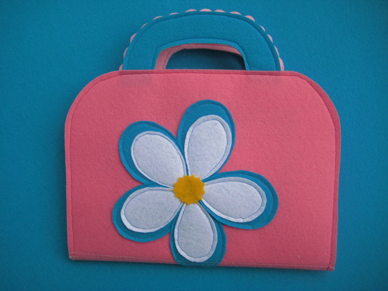 Куколка в чемоданчике)