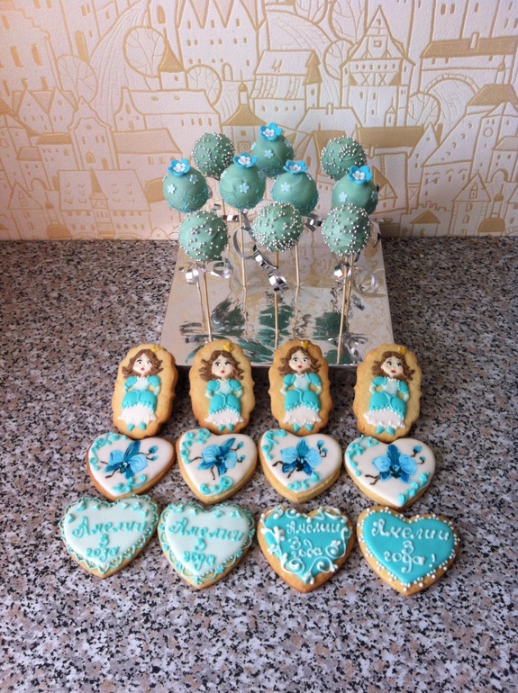 Печенья и кейкпопсы в бирюзовых тонах