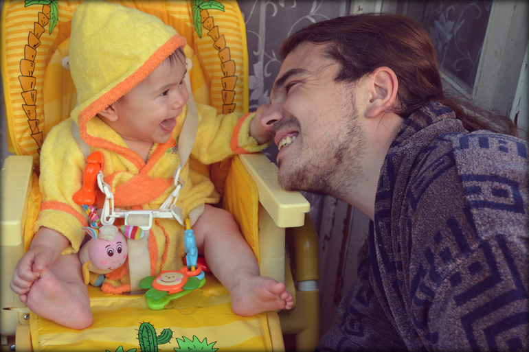 Раннее утро. Совещание на балконе.