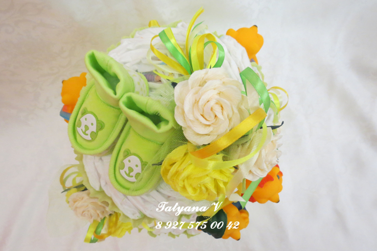 Яркий торт из памперсов