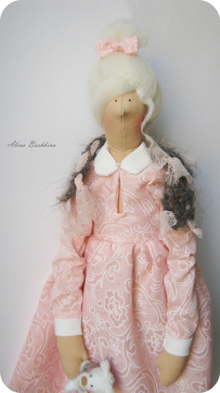 Тильда Бэкки с мишкой