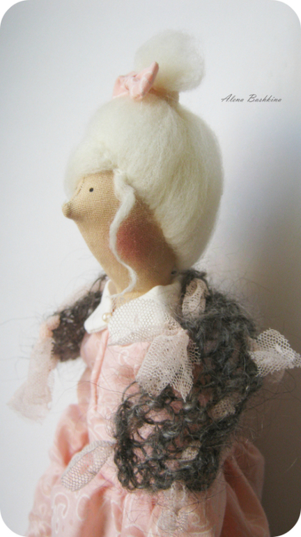 Тильда Бэкки с мишкой