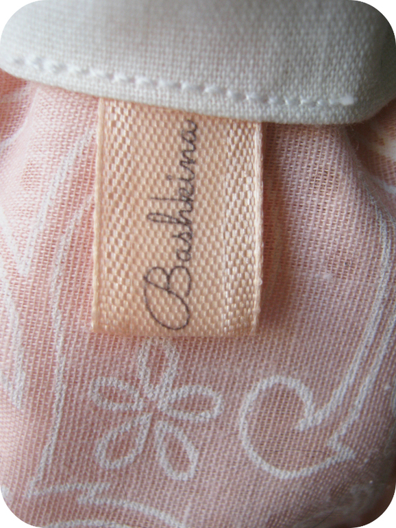 Тильда Бэкки с мишкой