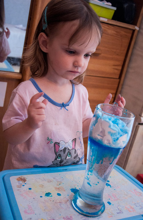 Экспериментальные четверги: дождик, исчезающие вещи, поем с бутылками