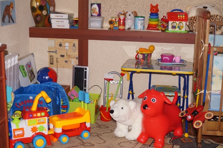 Девочки подскажите как можно оформить игровую зону мальчика 1год /игрушек много все наставлена/может кто то фото скинет.
