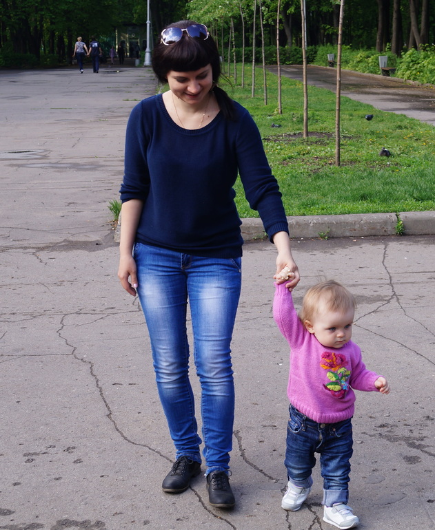 Ходят наши ножки,ходят по дорожке)))