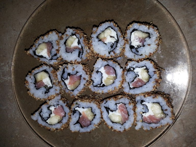 Накрутила циновкой.