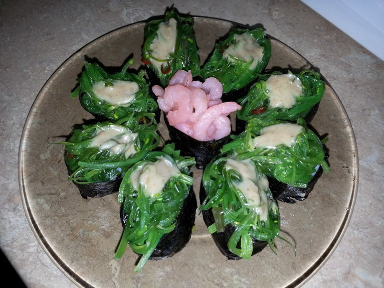 Накрутила циновкой.