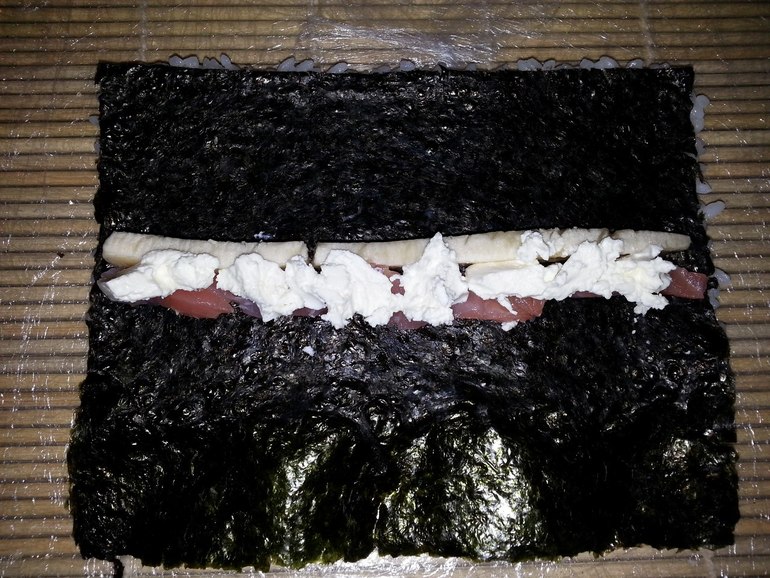 Накрутила циновкой.