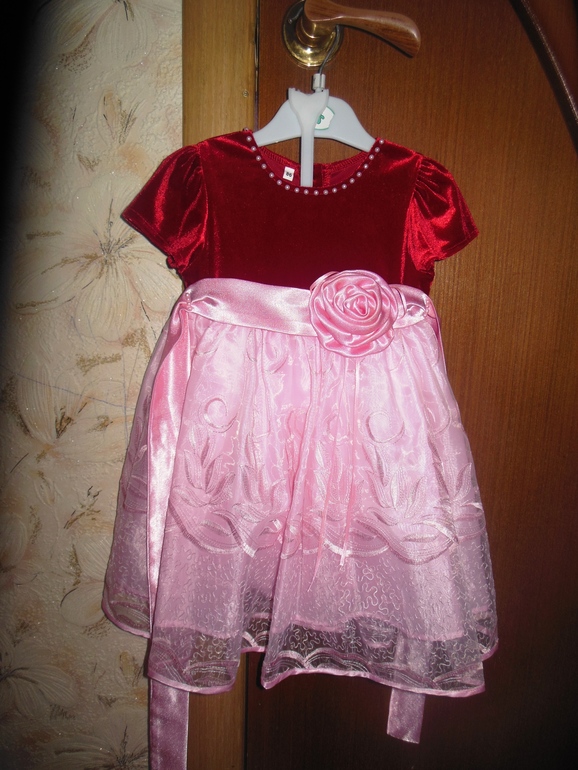 Продам платья. Одно детское.