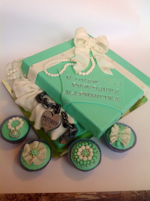 Торт "Тиффани" вес 3,6кг . Внутри тирамиссу.