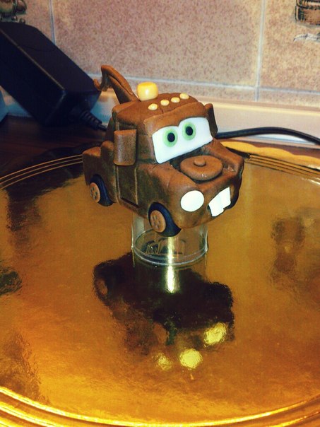 Мой талантливый муж и его Мэтр из Тачек для моего второго тортика! Горжусь мужулей!!!:)))