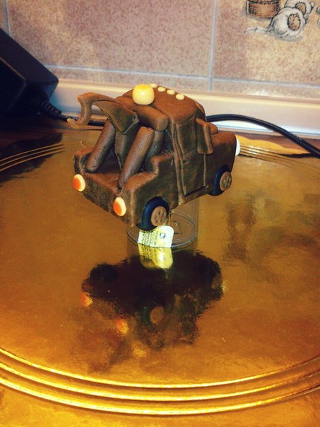 Мой талантливый муж и его Мэтр из Тачек для моего второго тортика! Горжусь мужулей!!!:)))