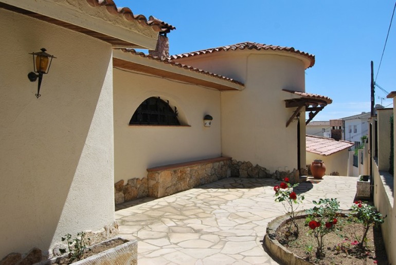 Вилла-замок на 18 человек на побережье Коста Брава, в LLORET DE MAR.
