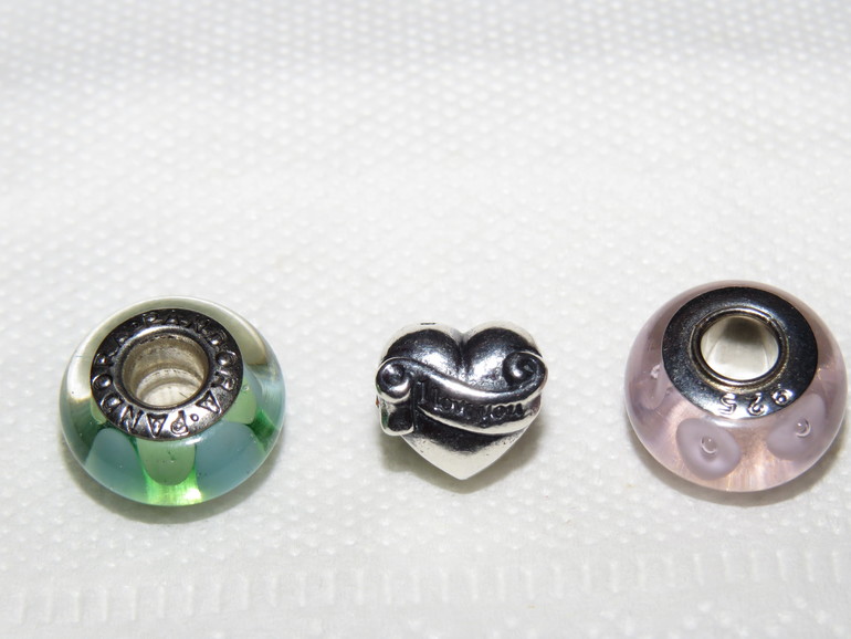 Три шарма серебро 925- 1100 руб за все.Новые