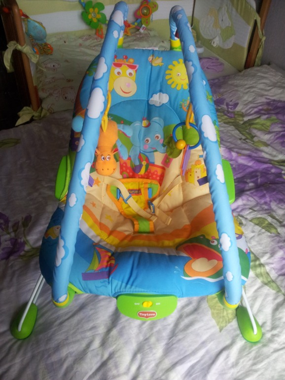 Шезлонг Tiny Love вибрирующий с дугами и игрушками 1200 руб.