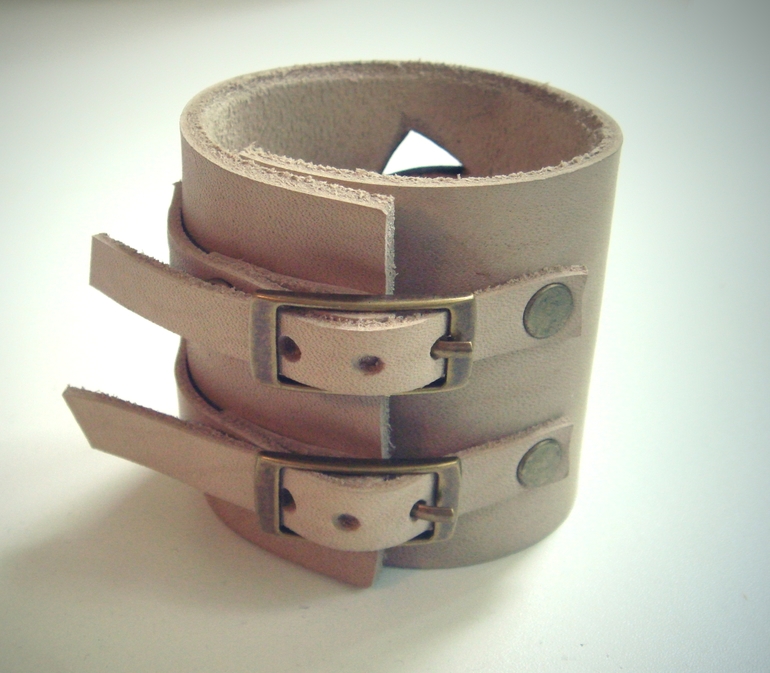 Кожаный браслетик