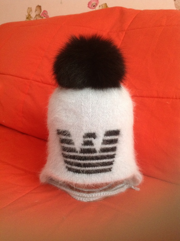 Зимние шапочки и манишки. Ручная работа.