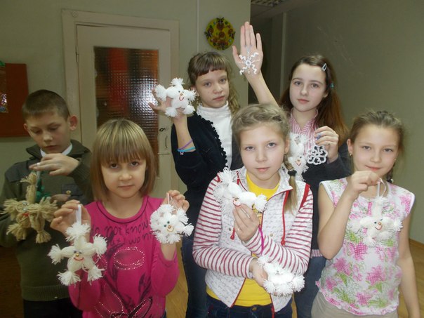 Еще снежинки  (из макарон и ниток)