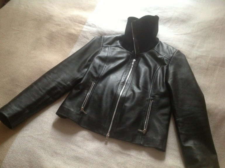 Кожаная курточка р-р M  1100p