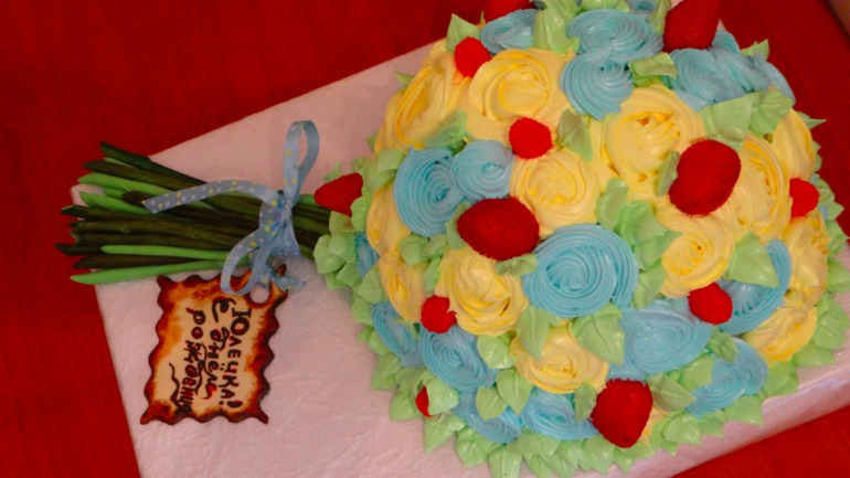 Кремовый букет из стилизованных роз.