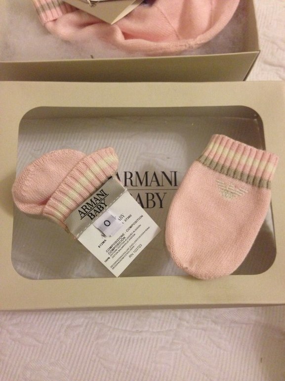 ARMANI BABYновые с цеником для девочки новорожденной и шапочка 2500 (с ценником и бирками и коробкой,можно на подарок и себе)есть еще комбинезон ARMANI