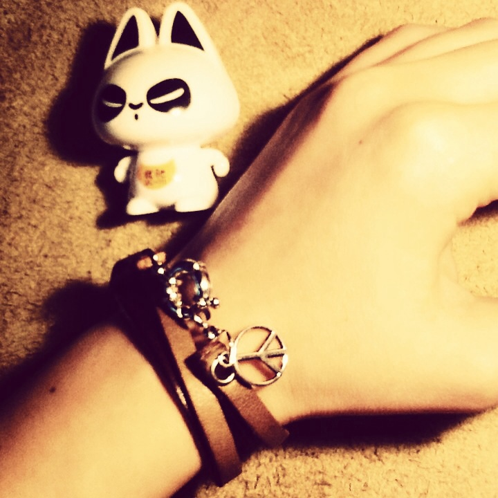 Кожаные браслетики с подвесками)