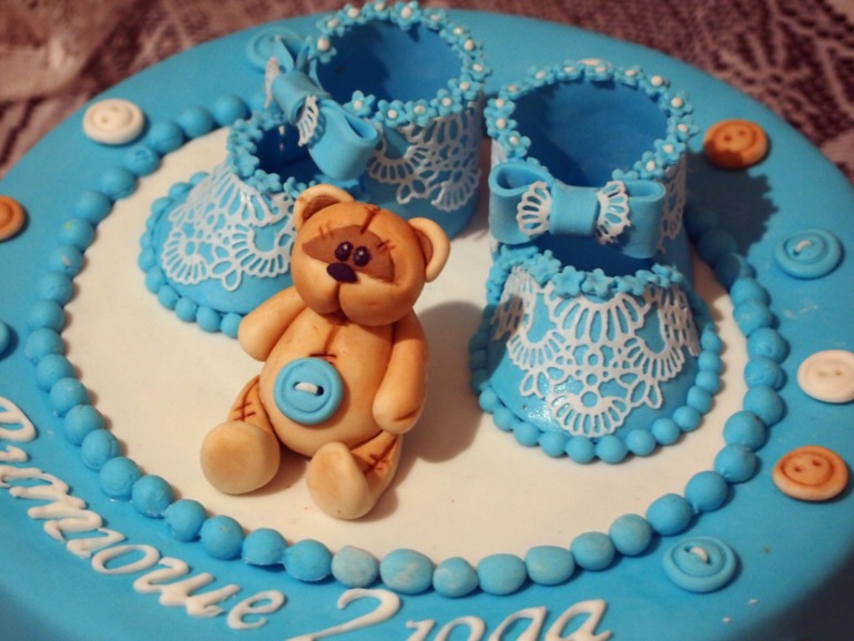 С пинетками и мишкой