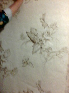 Помогите правильно поклеить обои в узенькой спальной