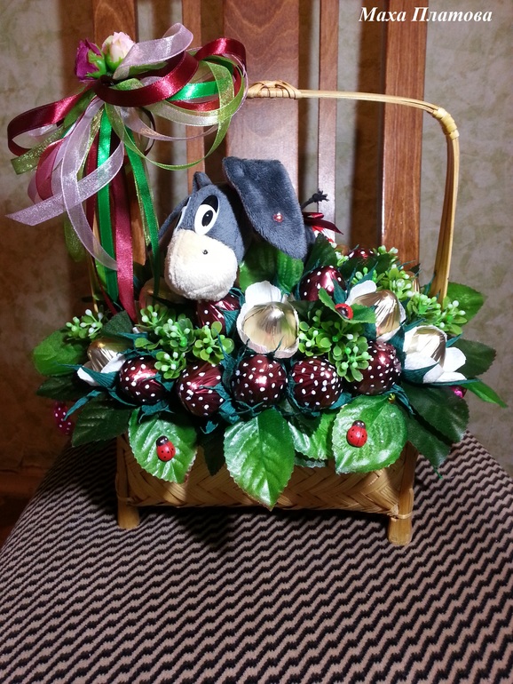 Ослик на клубничной полянке