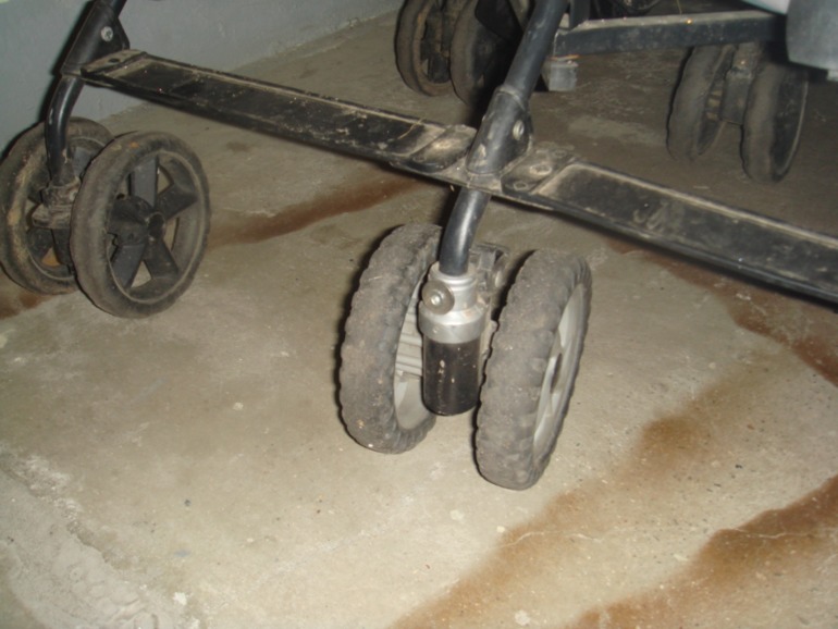 Отдам даром! Прогулочную коляску и стульчики для кормления