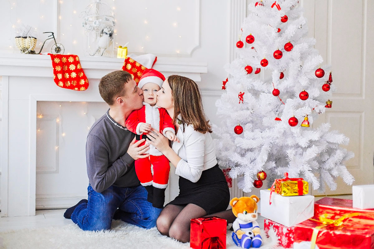 Идеи новогодней семейной фотосессии в студии. Новогодняя семейная фотосессия в белой студии. Новогодняя семейная фотосессия в белом. Новогодняя фотосессия в красной студии. Фотосессия в красно белом стиле Новогодняя.