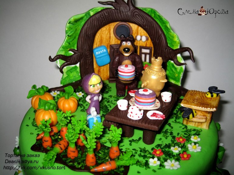 Фигурки Маша и Медведь на тортике.