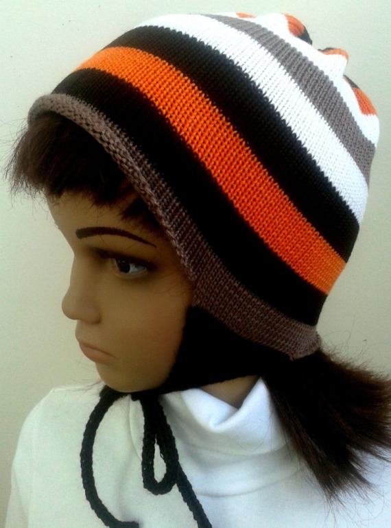 Шапочки, шарфики много))))))