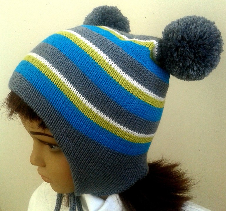 Шапочки, шарфики много))))))