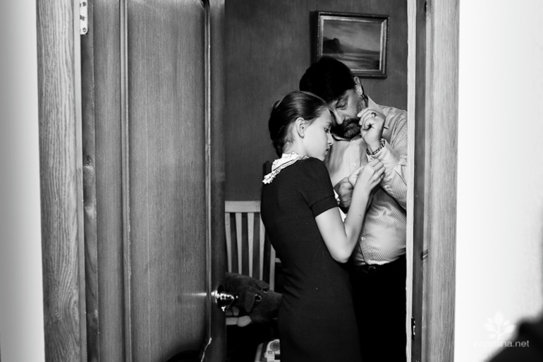 Сборы маленького Алексея в церковь