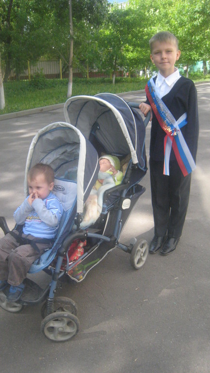 Нужна ли коляска для погодок?