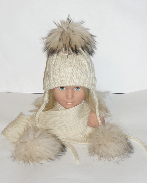 Шапочки с мех помпонами, детские и взрослые, итальянский меринос, машинная и ручная вязка на заказ