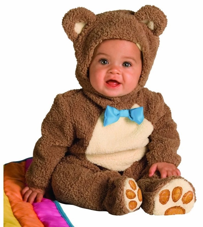Малыш в костюме медвежонка