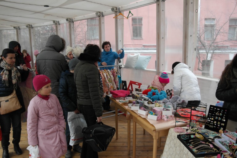 Мама маркет в саду Баумана