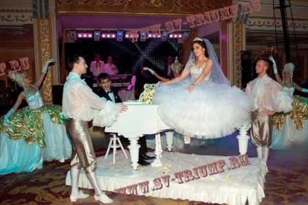 Белый рояль - уникальная подвижная декарация