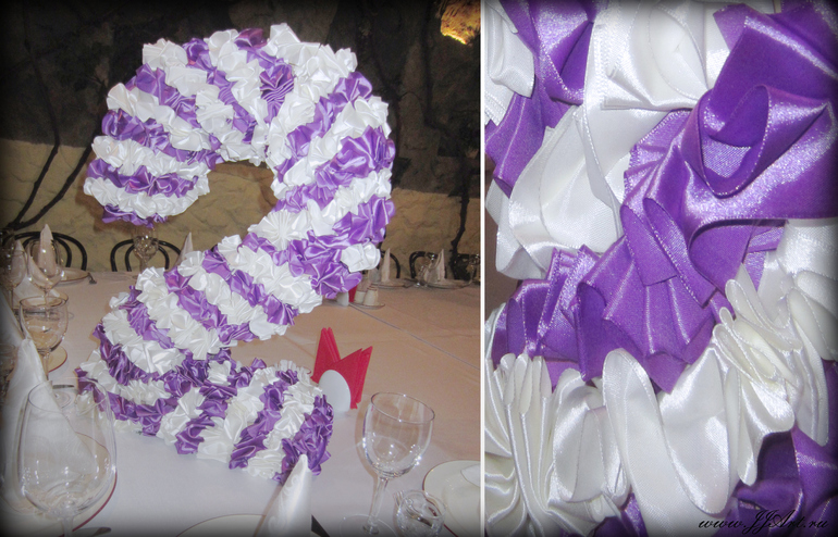 Цифра декорированная лентой.