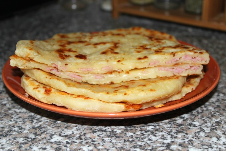 Лепешки на кефире с колбасой и сыром на сковороде рецепт с фото на кефире