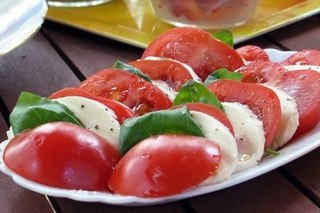 Омлет с моцареллой и помидорами