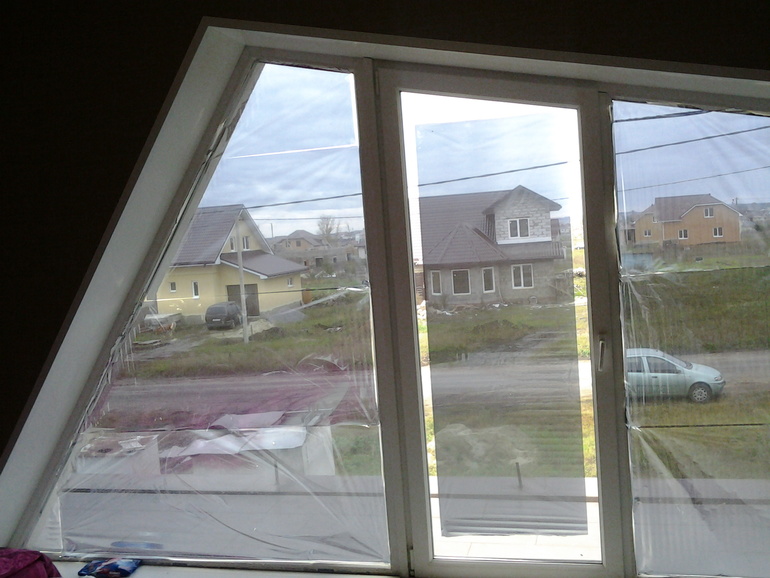 какая штора подойдёт для ассемитричного витражного окна?