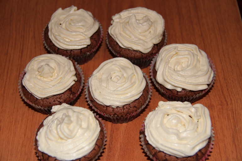 Мои первые капкейки и первые цветы