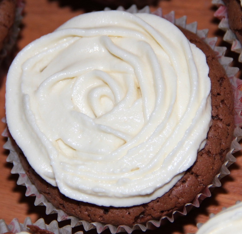 Мои первые капкейки и первые цветы