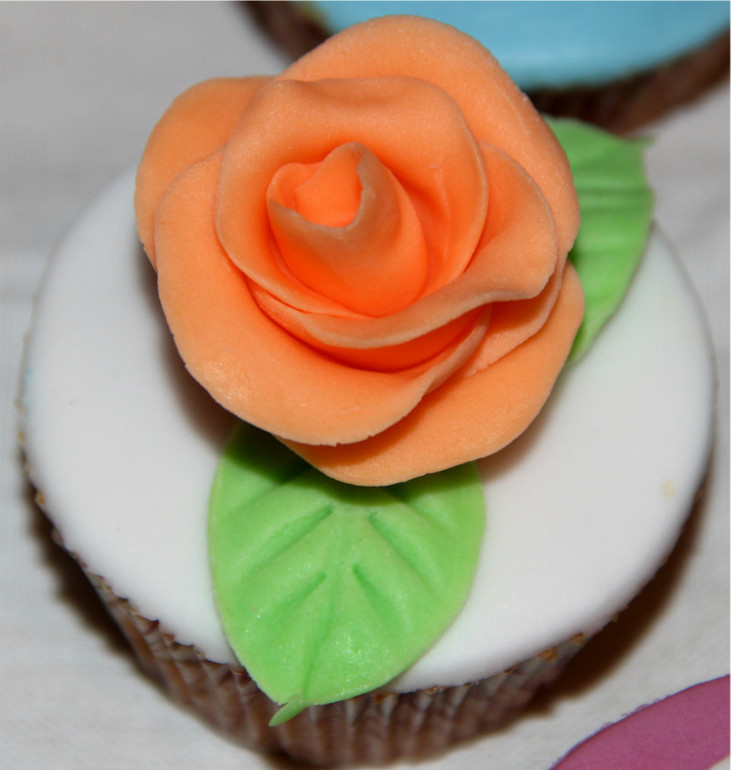 Мои первые капкейки и первые цветы