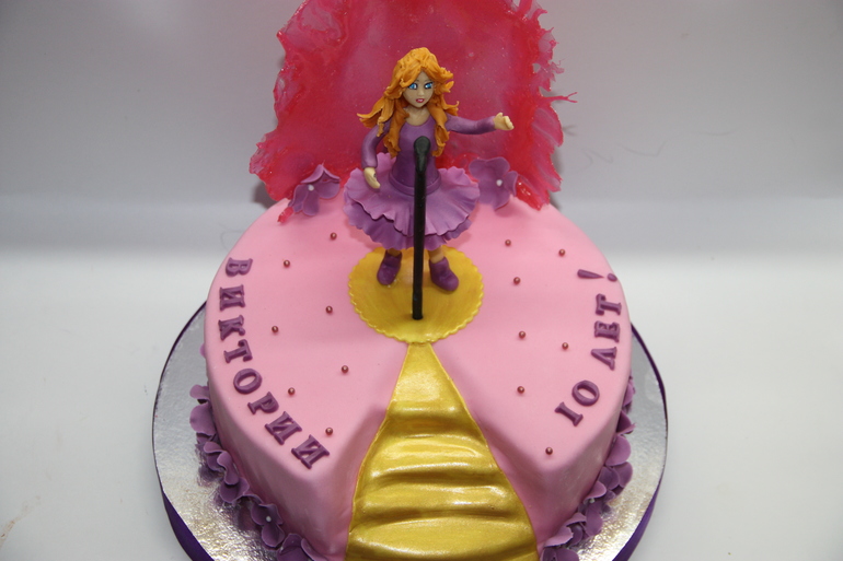 Торт для девочки,которая любит петь!